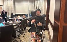 Член палаты представителей Энди Ким, переизбранный на третий срок, 9 ноября (по местному времени) обнимает одного из своих сторонников. / Фото: Twitter Энди Кима