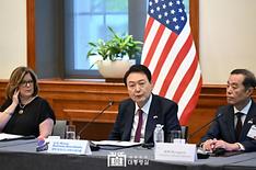 Президент РК Юн Сок Ёль принял участие в деловом круглом столе Корея-США