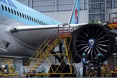 대한항공 정비사들이 인천시 중구 운서동에 위치한 대한항공 항공기 정비격납고에서 보잉787 항공기 엔진을 점검하고 있다. 2023.12.27. (ⓒ뉴스1, 무단 전재-재배포 금지)