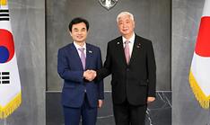 Defense chief hosts 1st bilateral talks with Japan in 10 years