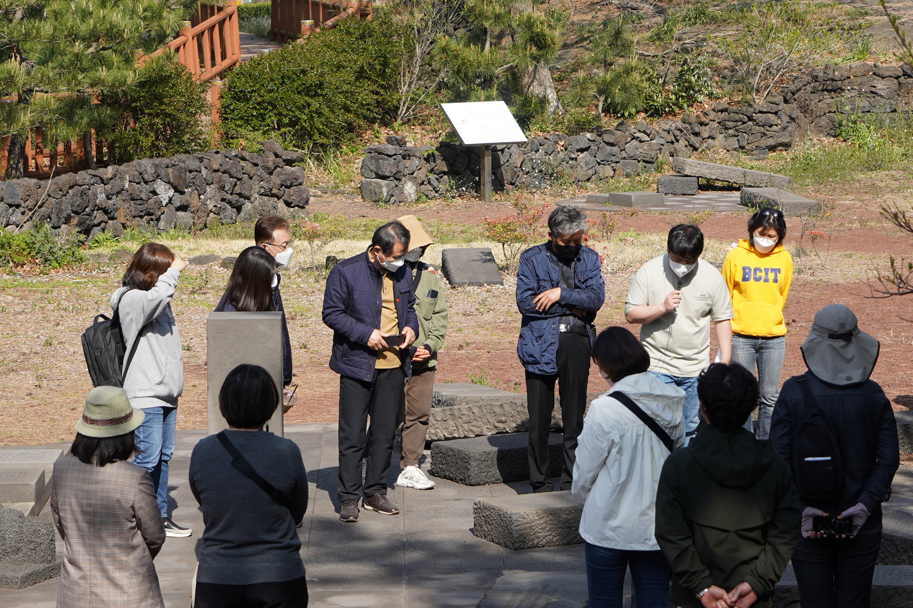Руководители Фонда изучают следы, связанные с Букчон-ри 3 апреля, после разъяснения поэта Ким Кён Хуна (3)