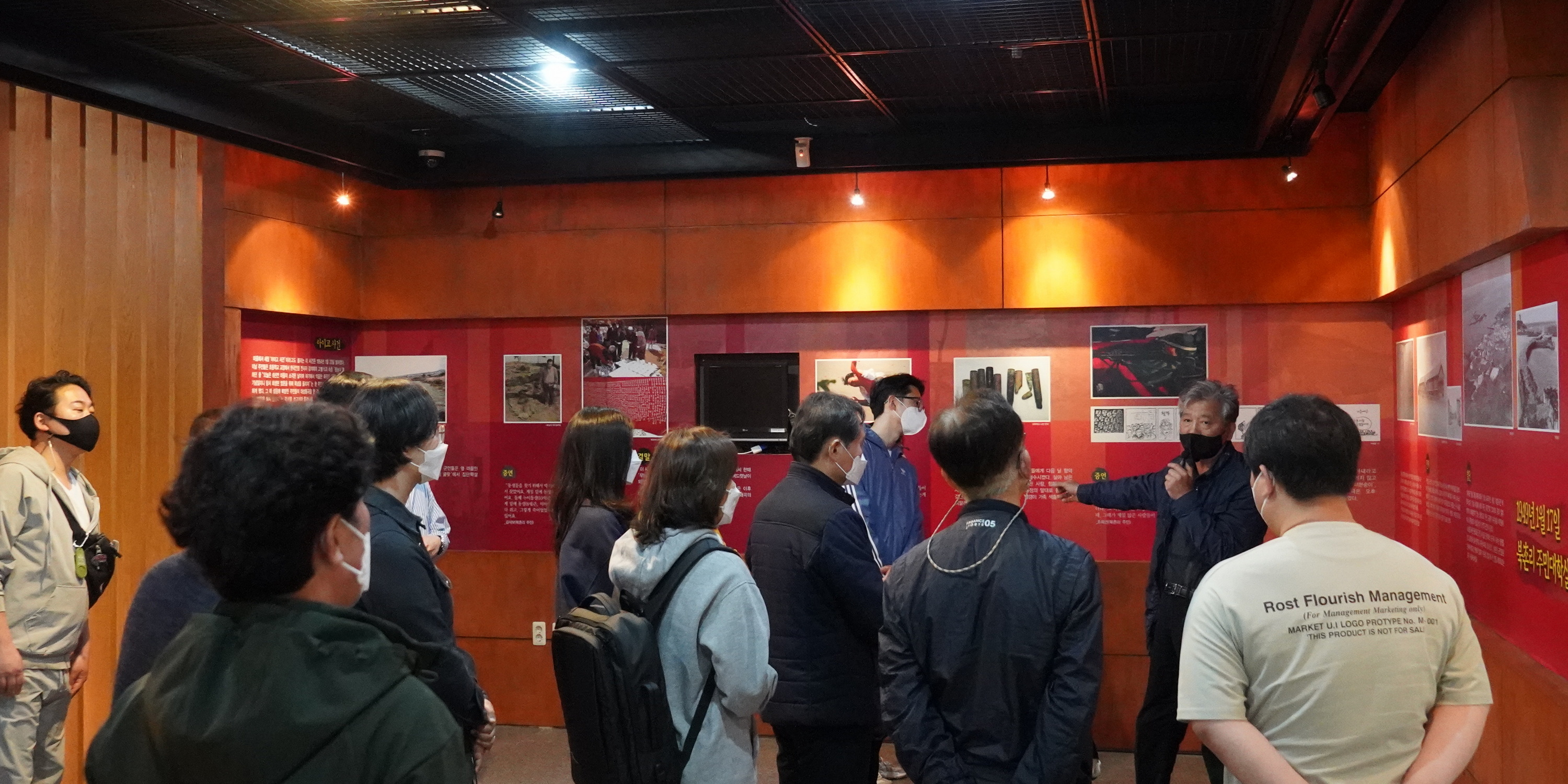 Руководители и сотрудники Фонда осматривают выставочный зал в Мемориальном зале Восстания на Чеджудо 3 апреля Нобынсунги (1)