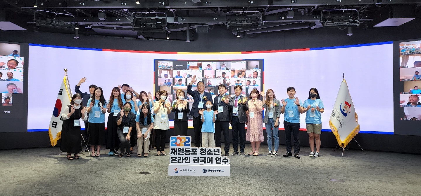 Председатель Ассоциации школ хангыля в Японии получает почетную грамоту на выпускной церемонии в Dongdaemun Design Plaza (DDP)