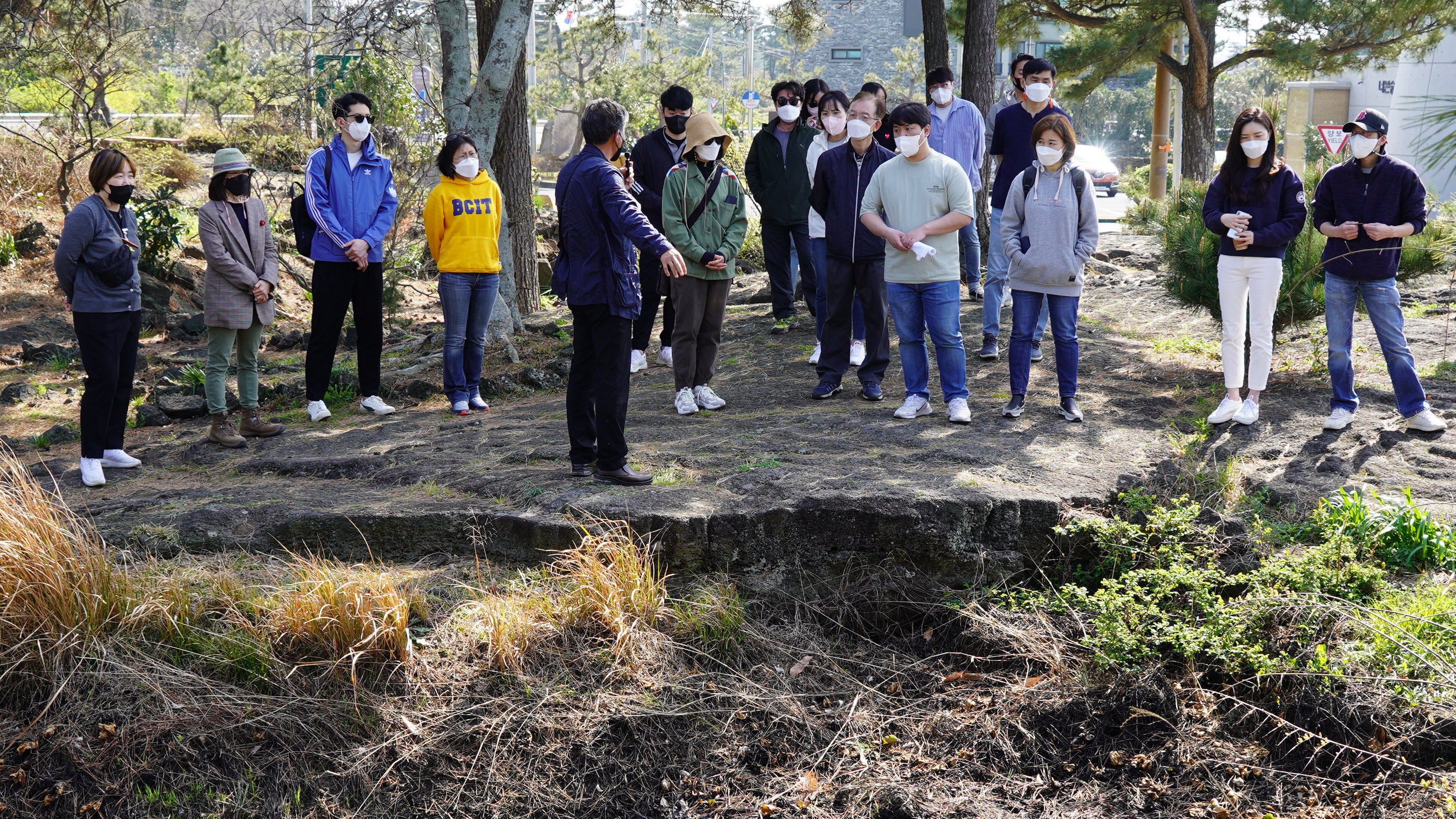 Руководители Фонда изучают следы, связанные с Букчон-ри 3 апреля, после разъяснения поэта Ким Кён Хуна (1)
