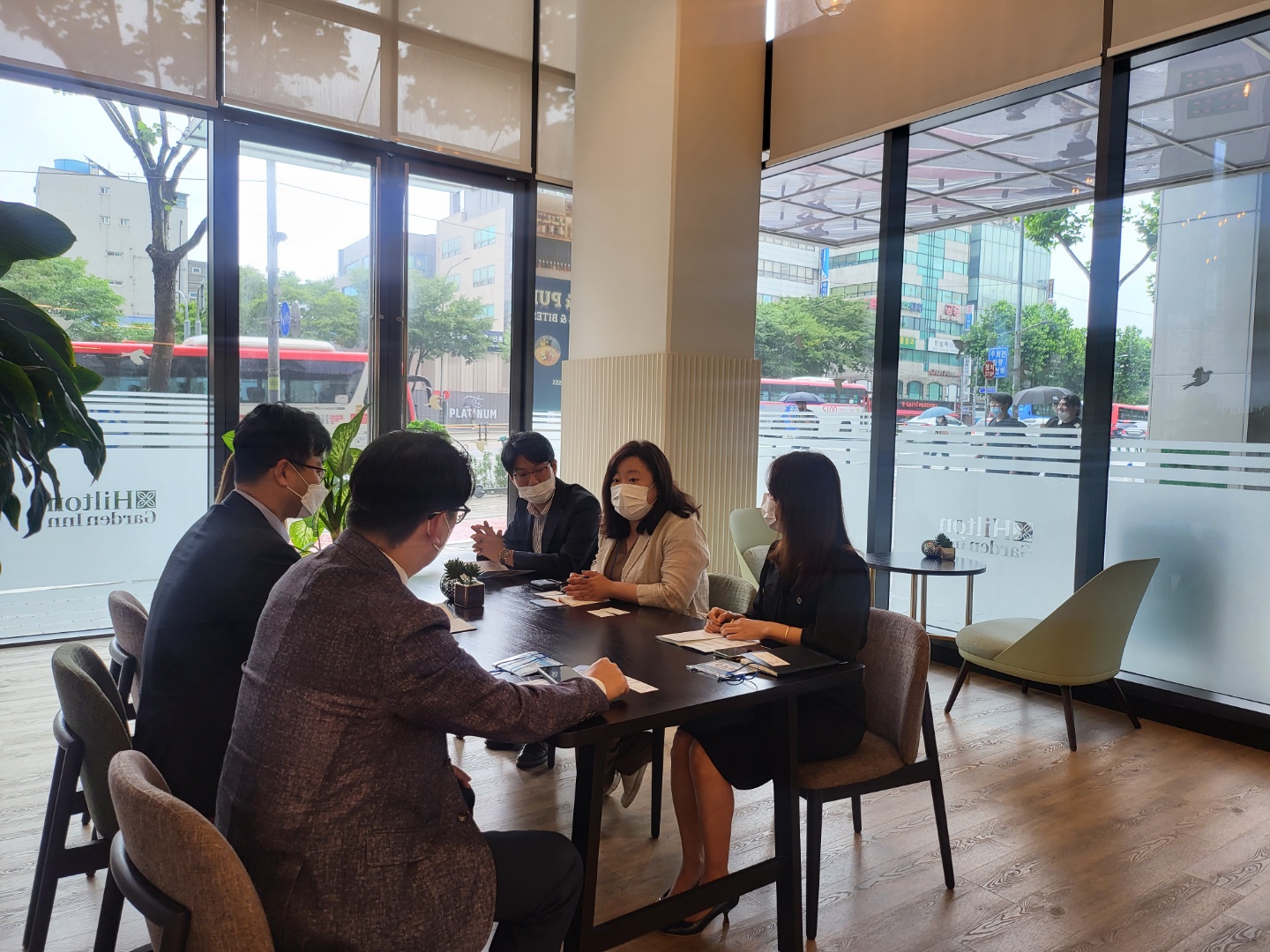 Связанные лица проводят встречу, связанную с собеседованием на стажировку молодежи в «Hansang Enterprise Corp.» (3)