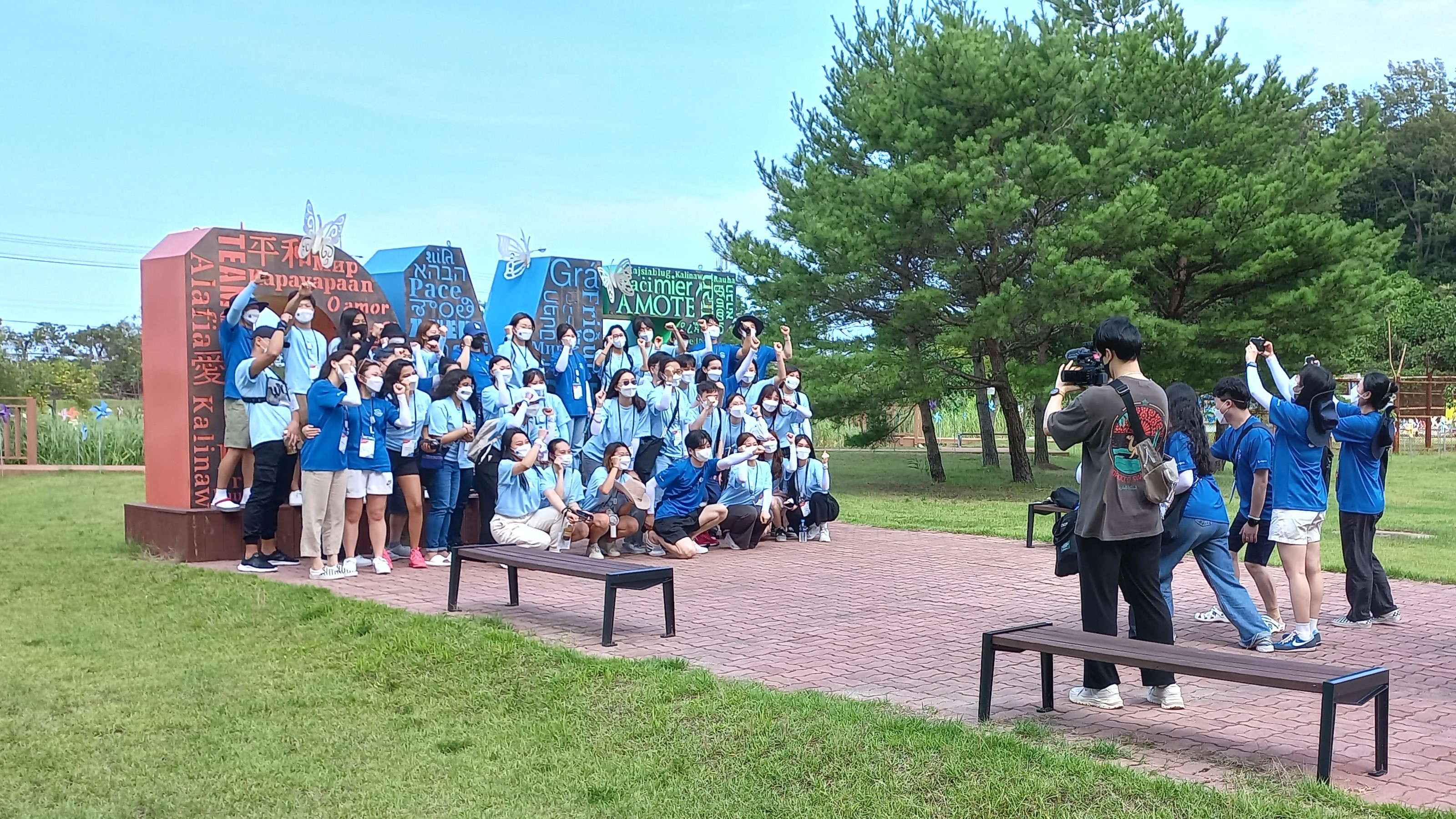 Участники команды из Пхенчхана делают памятное фото в музее DMZ