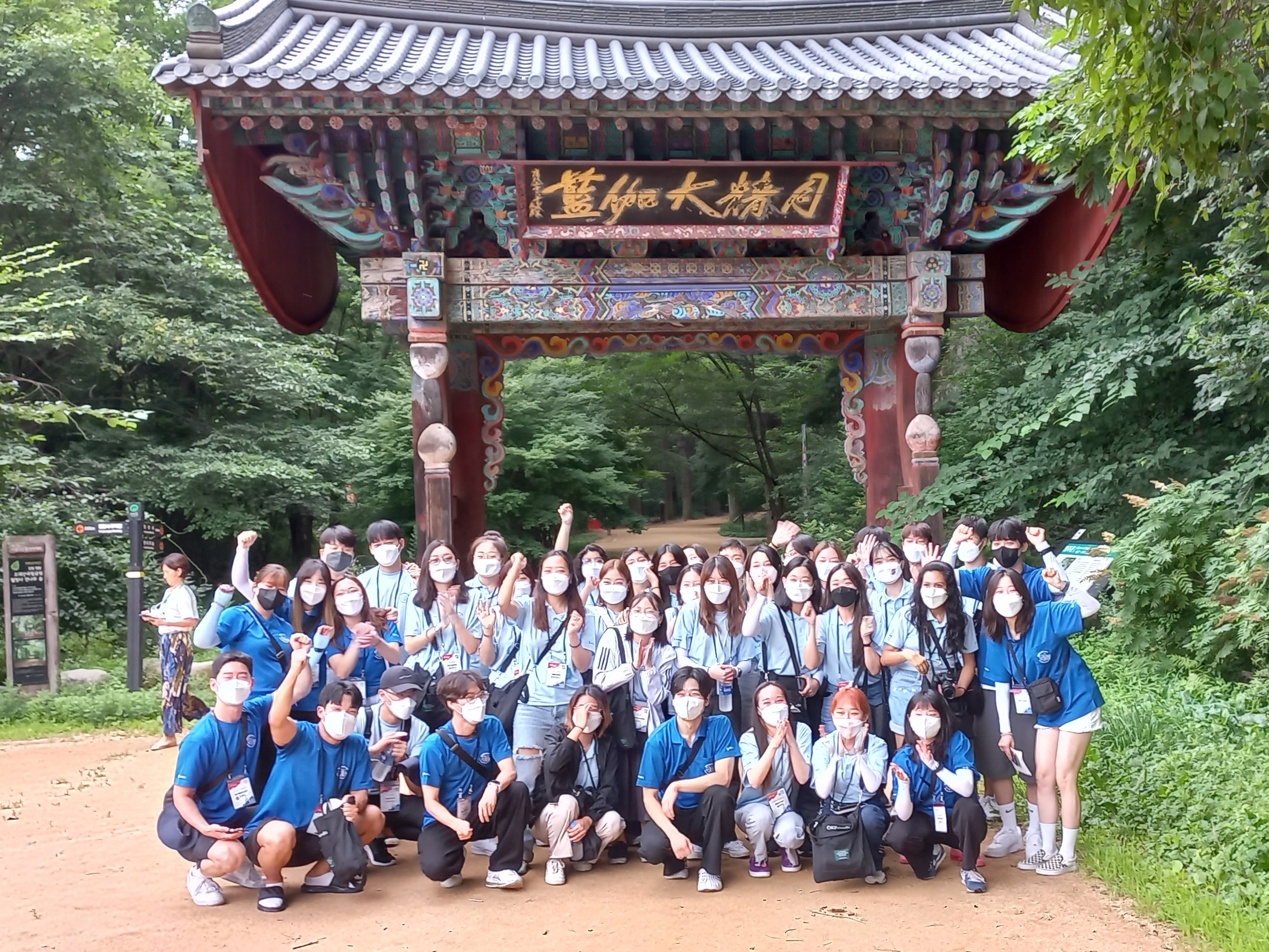 Участники команды из Пхенчхана посещают храм Вольчжонса в Пхенчхане