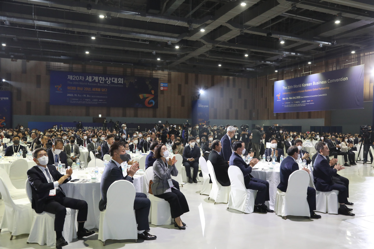 Участники наслаждаются обедом в честь открытия 20-й Всемирной корейской бизнес-конвенции