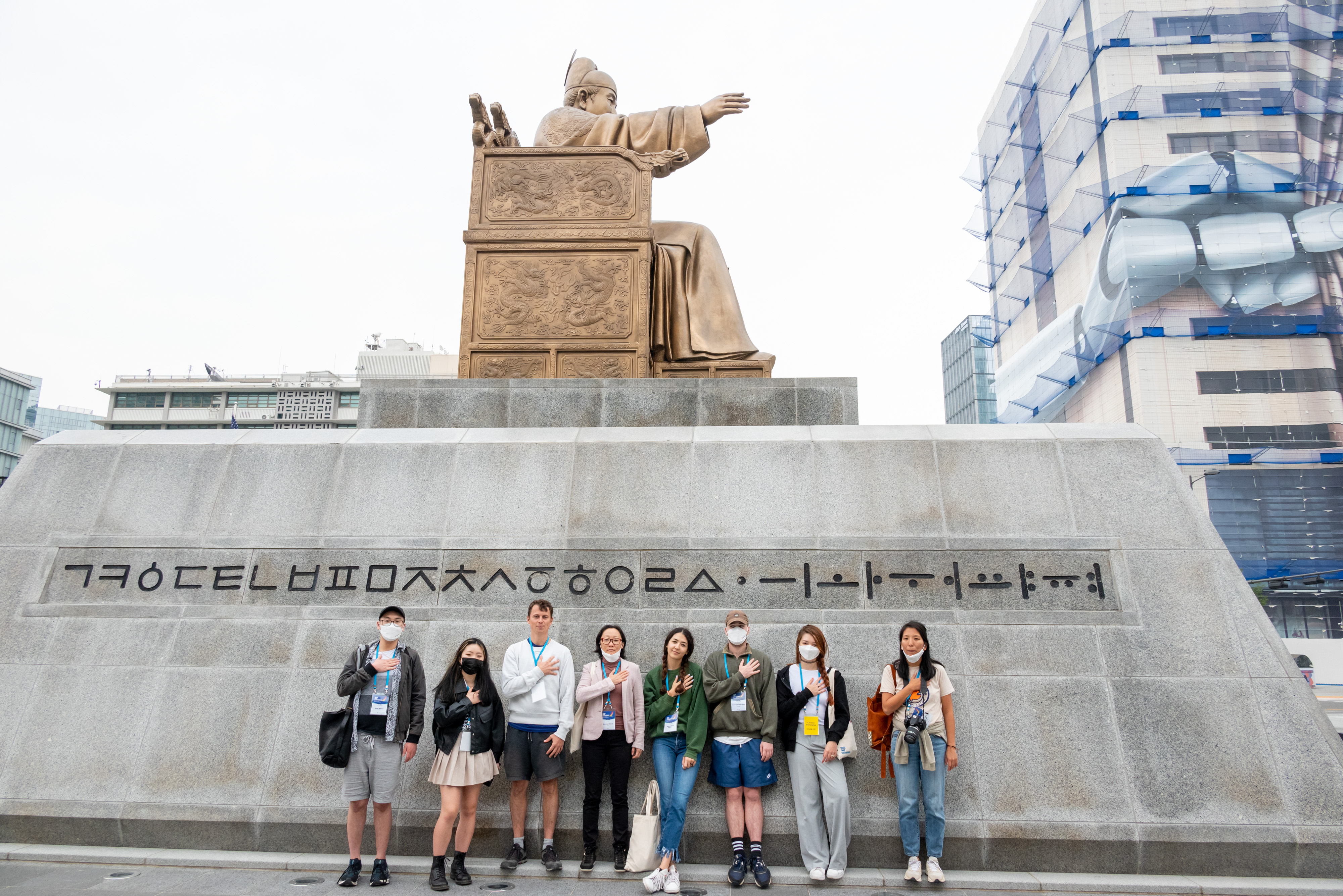 [К-тур | Heritage] Усыновленные корейские дети позируют перед статуей короля Седжона на площади Кванхвамун