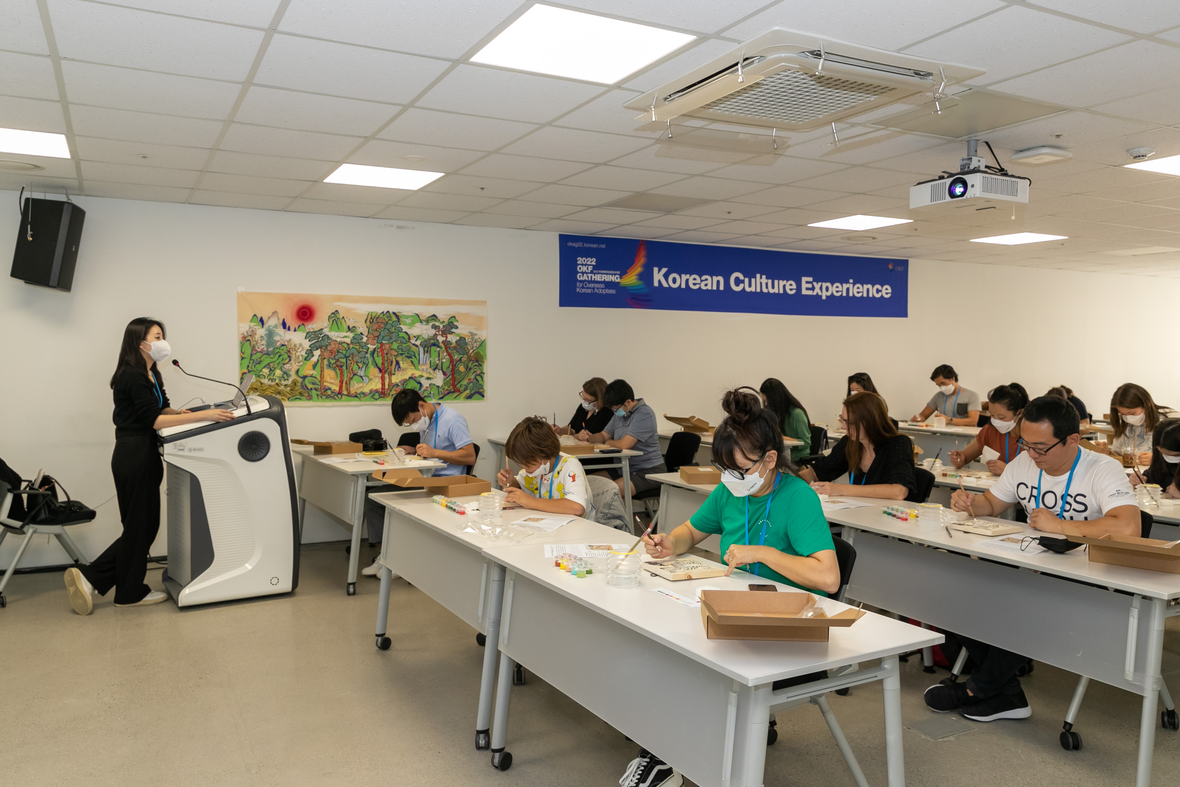 [Опыт корейской культуры | K-Art] Усыновленные корейские дети рисуют свои собственные красивые народные картины, используя традиционные пять цветов (желтый, красный, синий, черный и белый).