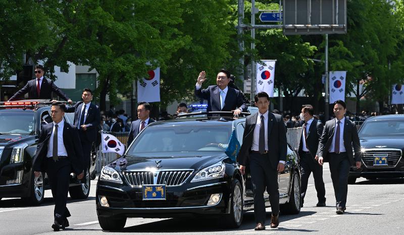 Президент Республики Корея Юн Сок Ёль приветствует граждан 10 мая после завершения своей инаугурации. / Фото: Служба безопасности президента (Кан Мин Сок)