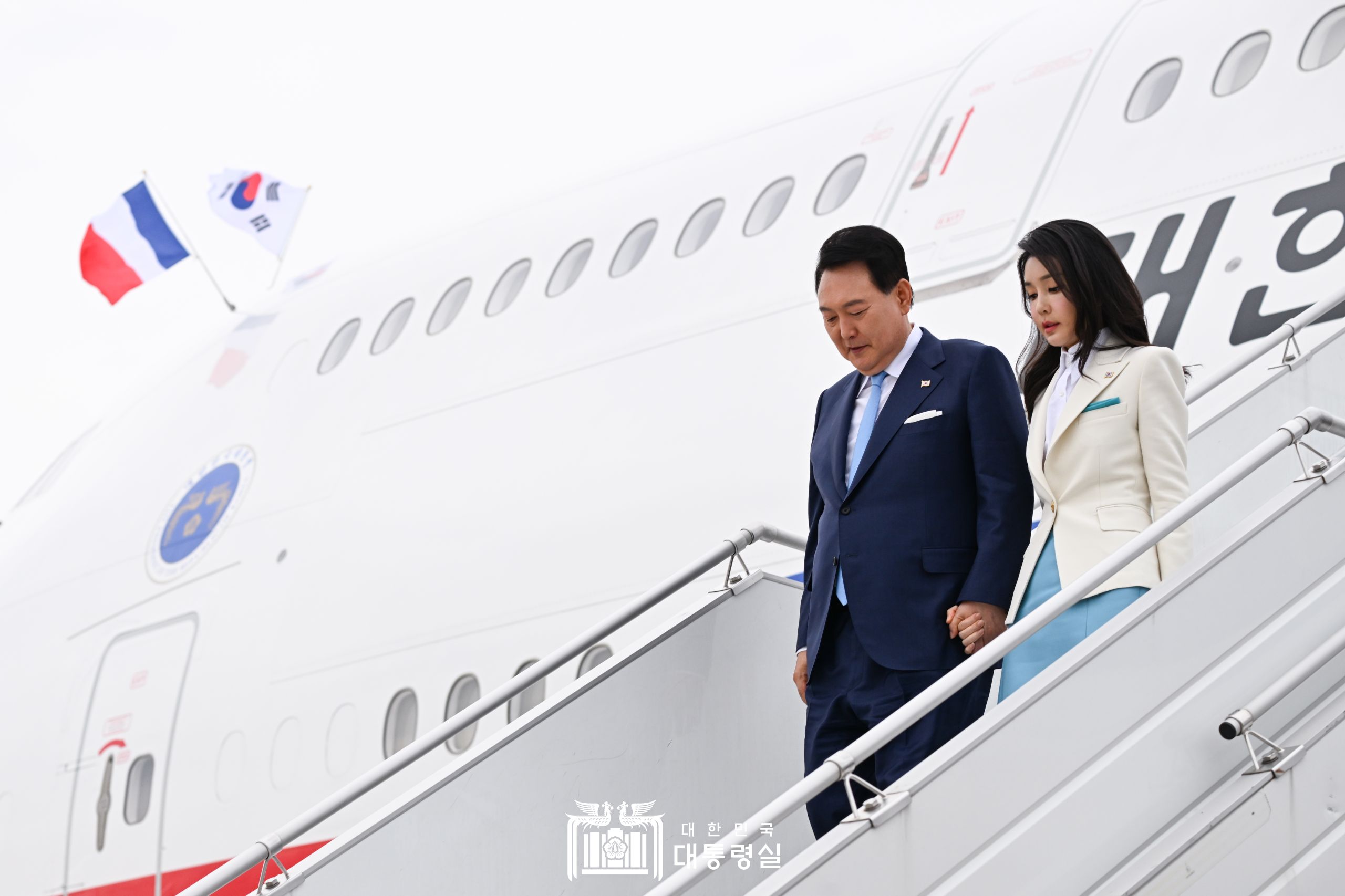 Президент РК Юн Сок Ёль вместе с супругой Ким Гон Хи 19 июня (по местному времени) выходит из президентского самолета в аэропорту Орли в Париже. / Фото: Канцелярия президента РК