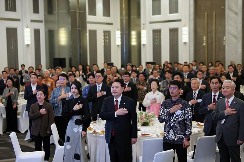 Президент РК Юн Сок Ёль (третий справа) и первая леди Ким Гон Хи (вторая слева) 5 сентября (по местному времени) слушают государственный гимн Южной Кореи на официальном ужине для корейской диаспоры в Индонезии, в одном из отелей Джакарты. / Фото: Чон Хан